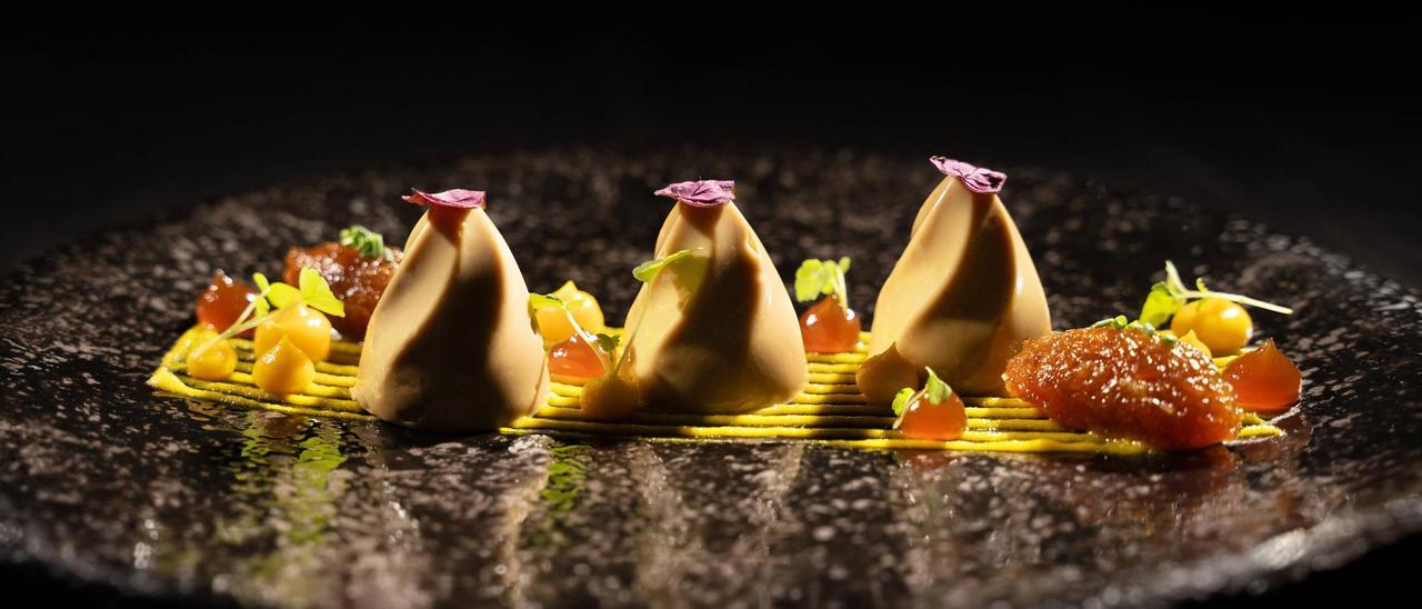 Foie-gras-Mousse mit Zitrusfrucht und Lauch-Chutney im &quot;Yara&quot;.