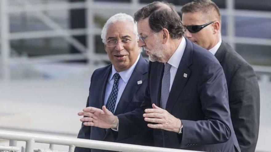 Rajoy conversa con el primer ministro portugués, Antonio Costa, en Bratislava, tras dar una vuelta en barco por el río Danubio. // Efe