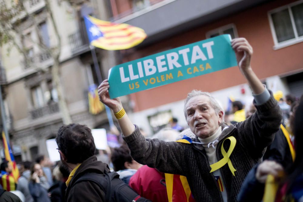 Manifestación en Barcelona para pedir la libertad de los exconsejeros encarcelados y de ''''''''los Jordis''''''''