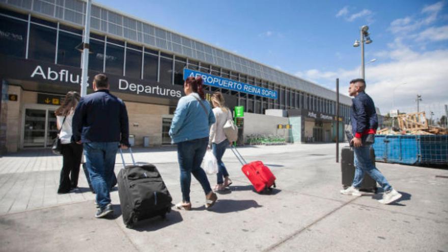 Pasajeros en el aeropuerto Tenerife Sur.