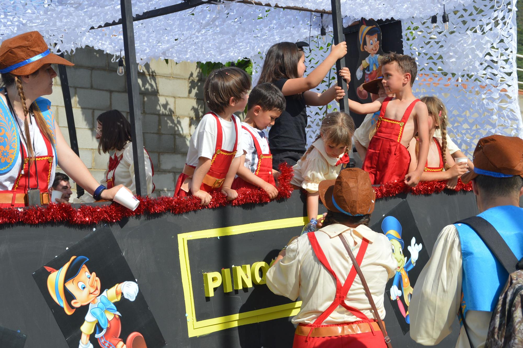 Llançà viu el carnaval de maig amb ritme i escalfor d'estiu