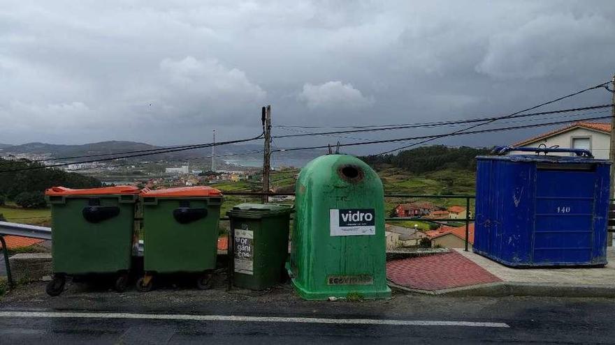 Contenedores de basura ubicados en el núcleo de Suevos, en Arteixo.
