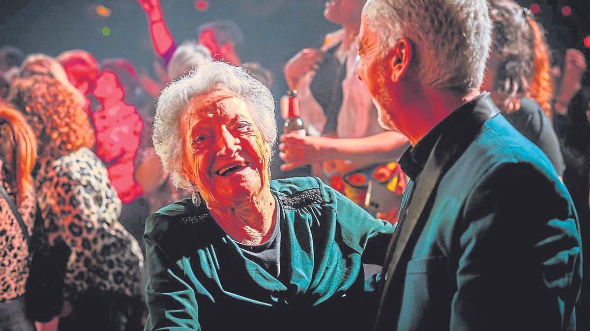 Pepita Bernat, que cumplió 107 años el 11 de julio, bailando en la sala La Paloma de Barcelona el pasado mes de febrero.