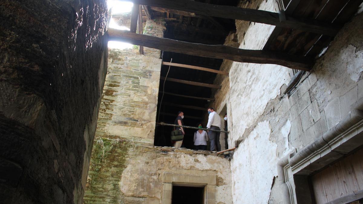 La Consejera de Cultura, en su visita al monasterio de Santa Maria de Villanueva, para anunciar obras en la cubierta.