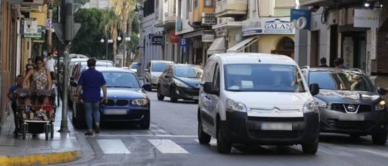 Alzira reducirá este mes el aparcamiento en el centro  para ampliar la zona peatonal