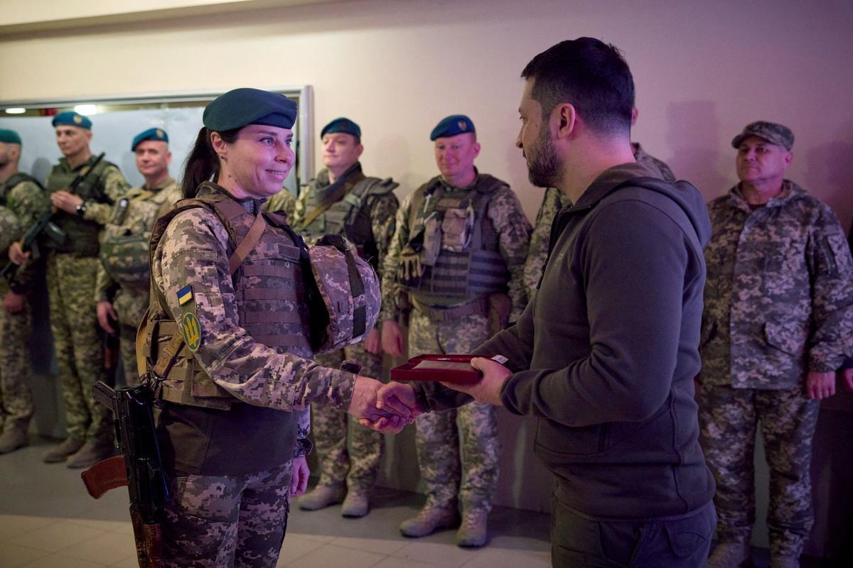 Zelenski celebra el Día de los Marinos Ucranianos con una visita al frente