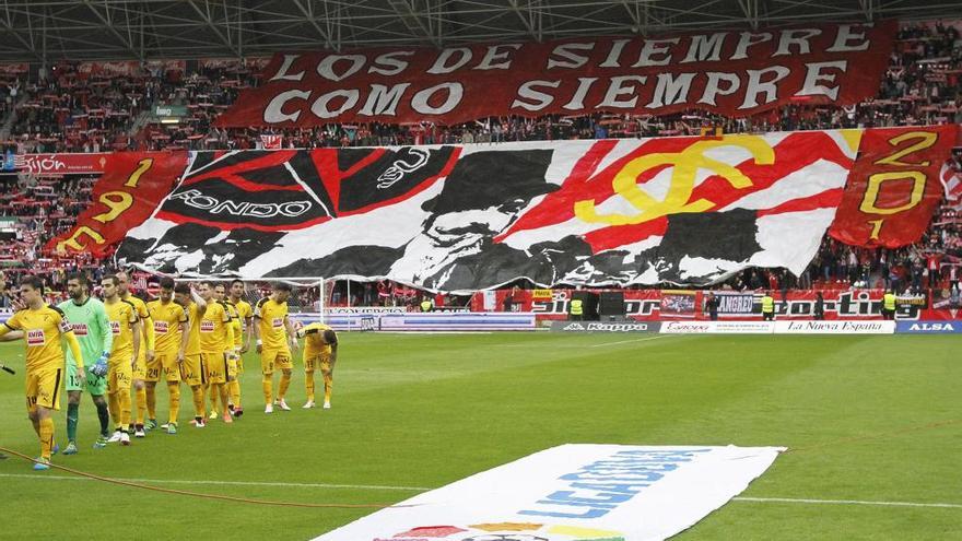 Tifo mostrado en el fondo sur antes de enfrentarse al Eibar en El Molinón.