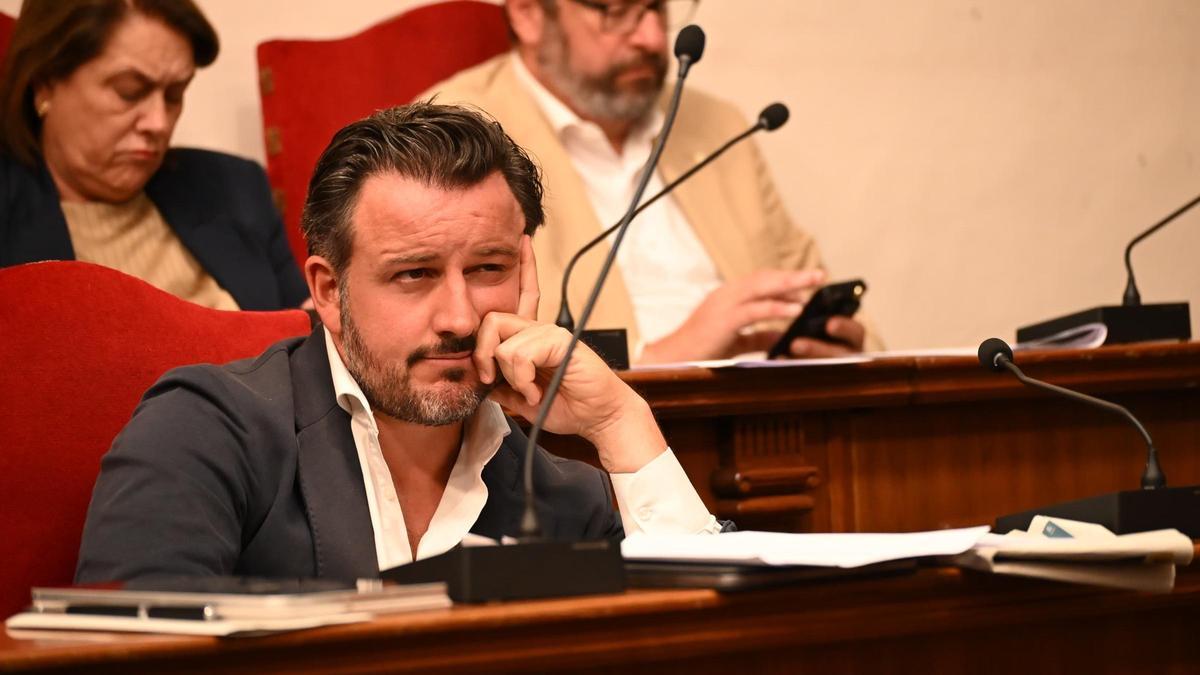 El alcalde Pablo Ruz escucha con atención al portavoz del PSOE, Héctor Díez, en el pleno de Elche este miércoles