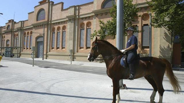 L’edifici de les cavallerisses de la Guàrdia Urbana, al costat de l’entrada del Zoo pel carrer de Wellington, ahir. | RICARD CUGAT