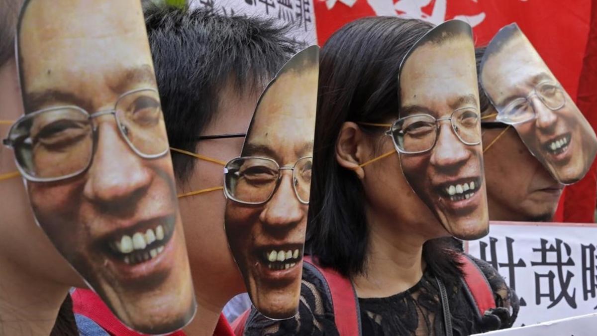 Manifestantes con caretas de Liu Xiaobo en Hong Kong, el 27 de junio