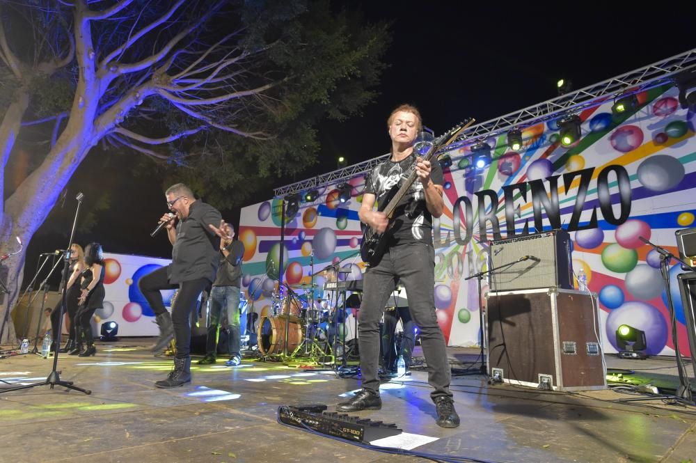 El grupo de rock OVERBOOKING en la plaza de San ...