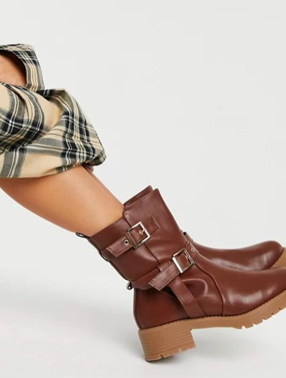 Botas tostadas sin cierres de estilo camionero y corte ancho Asha de ASOS DESIGN