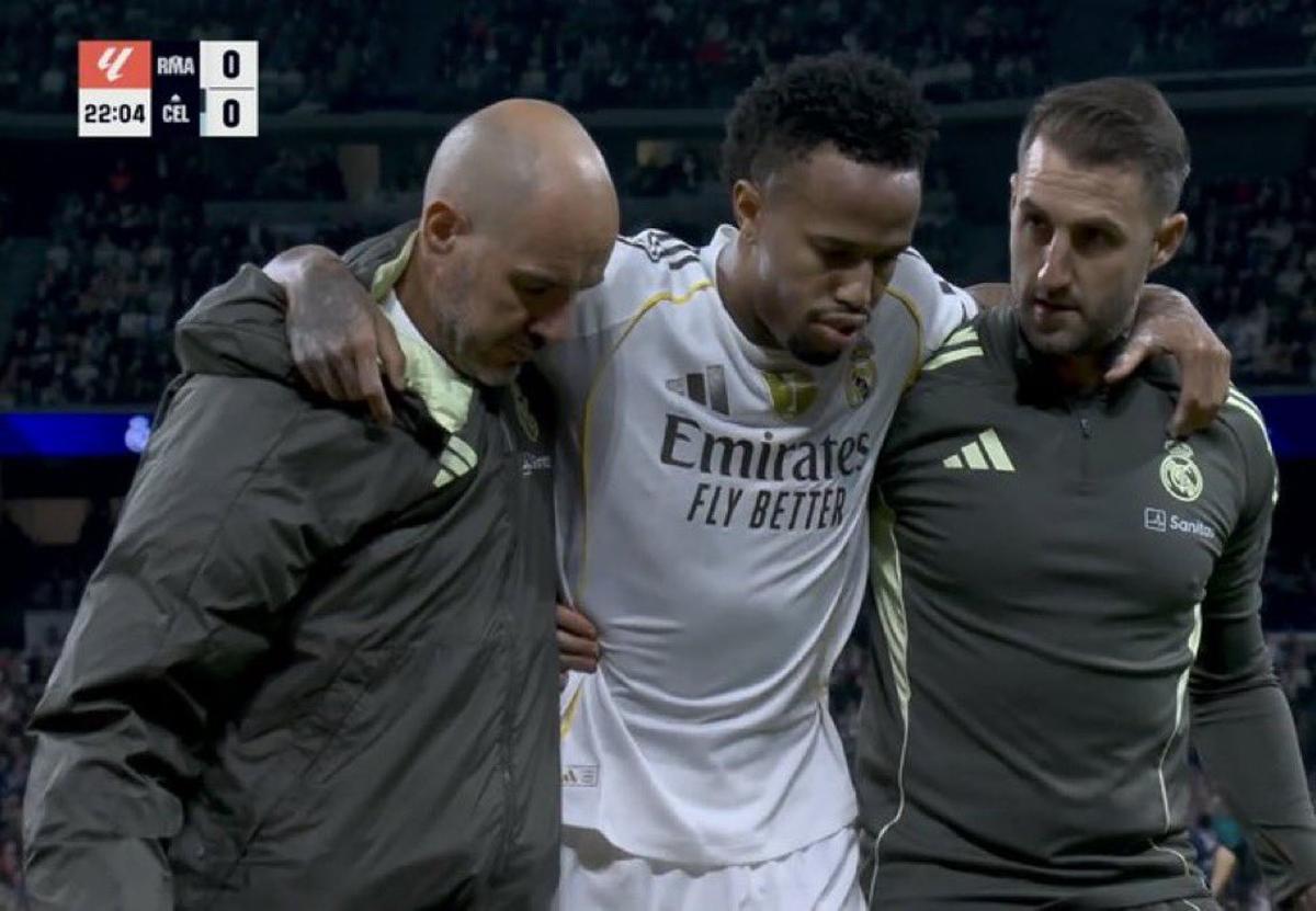 Militao se retira del terreno de juego ayudado por dos miembros del staff técnico del Real Madrid