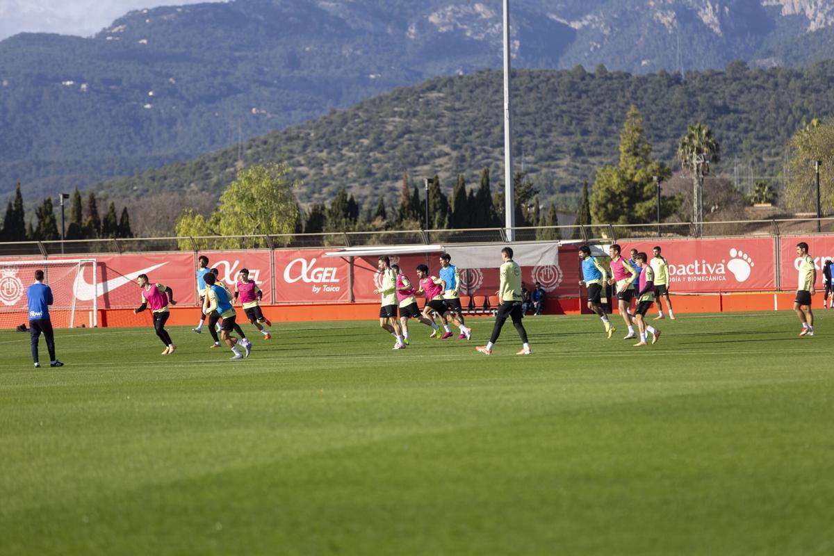El Mallorca ha regresado este lunes a los entrenamientos tras las vacaciones de Navidad, sesión que se ha realizado en Son Bibiloni