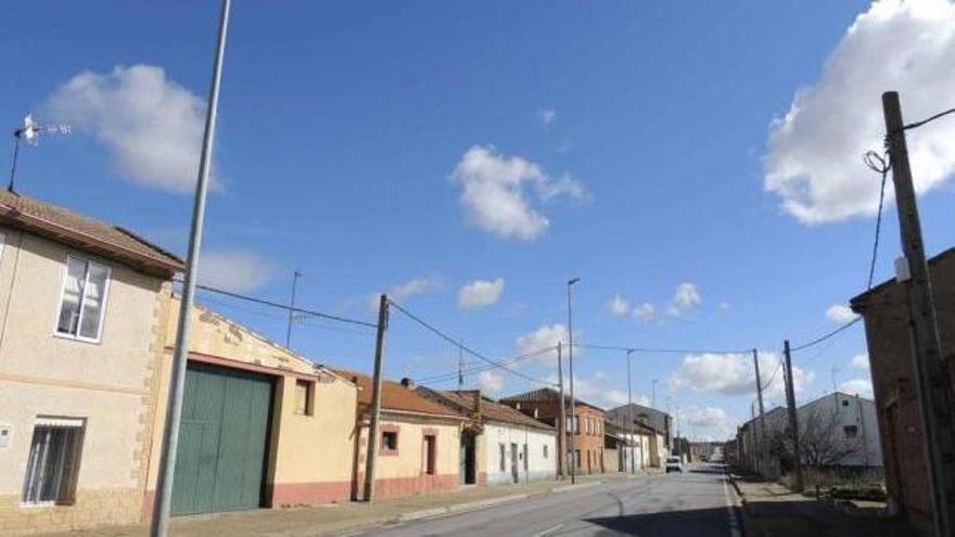 Travesía de Colinas de Trasmonte, donde se va a renovar el alumbrado público.