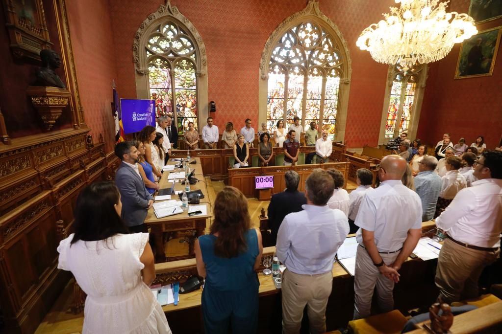 Minuto de silencio en el Consell de Mallorca en memoria de Virginia Eza