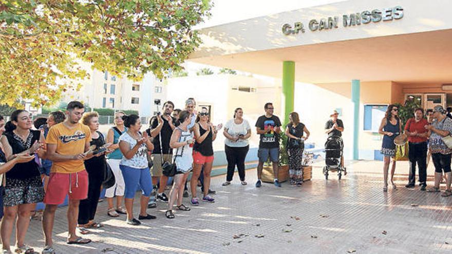 Acto de protesta de principio de curso en el colegio Can Misses por las carencias del centro.