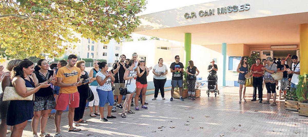 Acto de protesta de principio de curso en el colegio Can Misses por las carencias del centro.