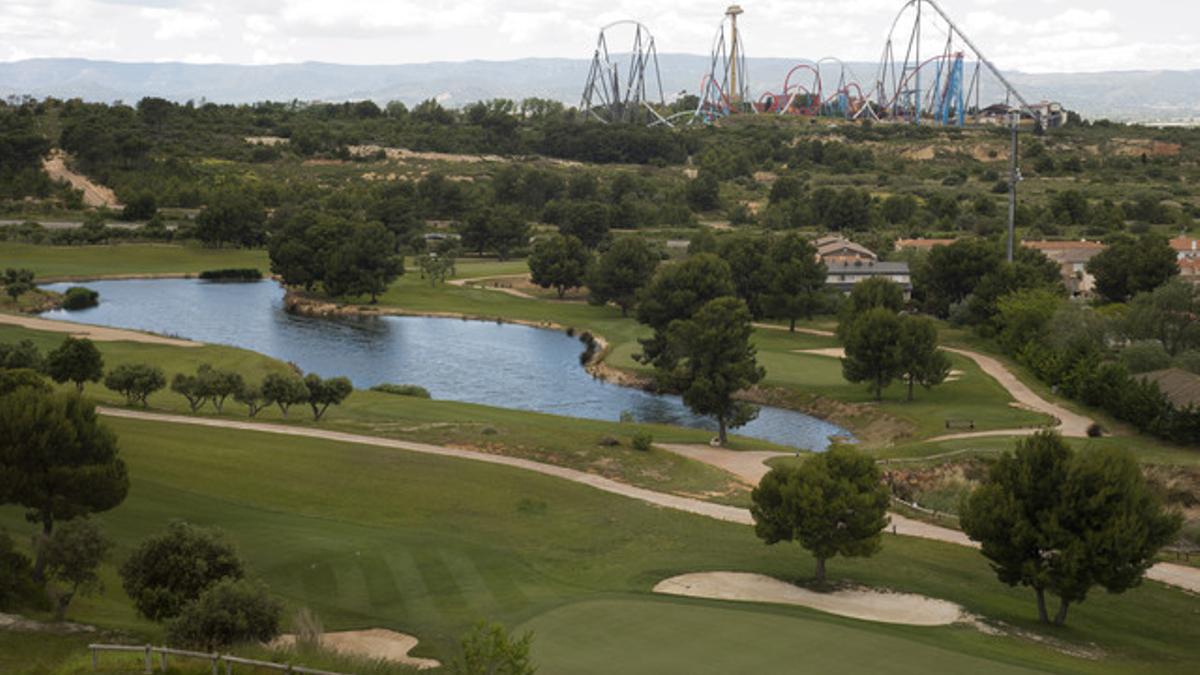 Terrenos afectados por el proyecto Barcelona World. Al fondo Port Aventura.