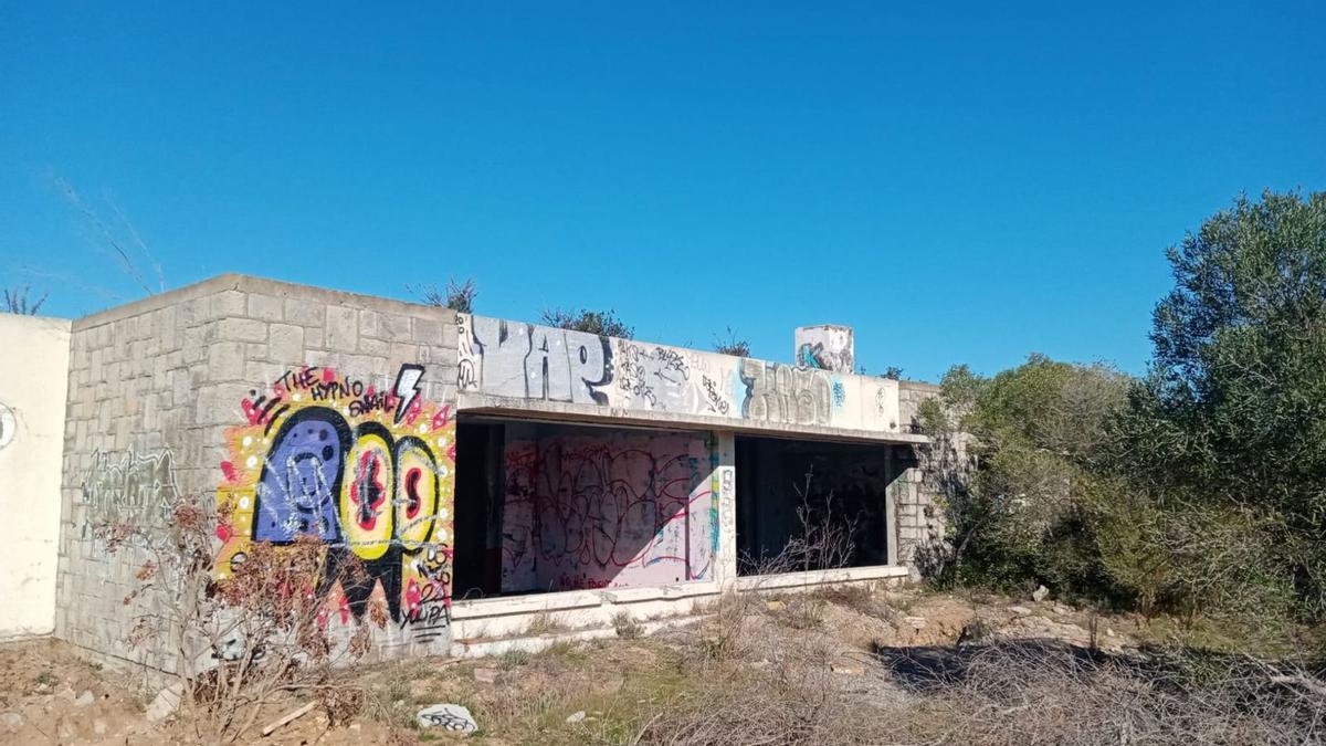 Estat de degradació d’un dels edificis de la baes Loran de l’Estartit.  | CARME VILÀ