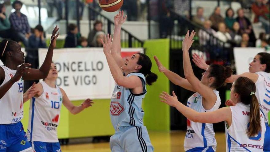 Las vilagarcianas pusieron un buen colofón a la temporada con una victoria en Vigo. // Marta G. Brea