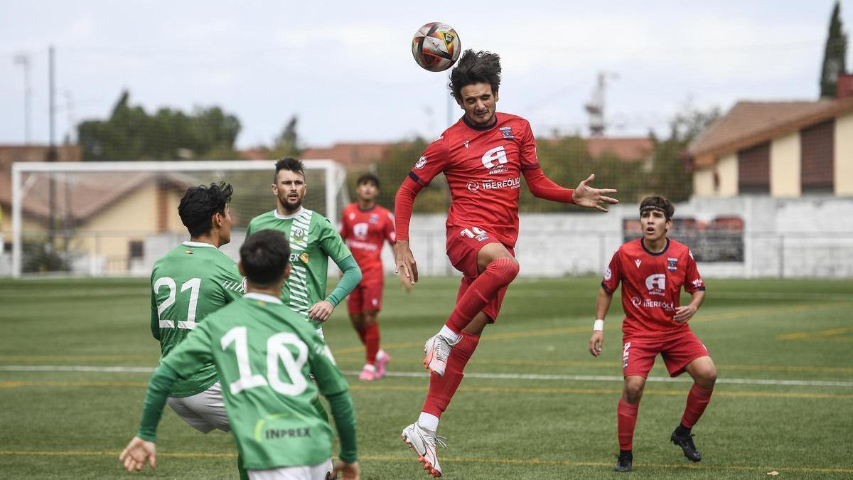 Acción del partido entre el Diocesano y el Valverdeño.