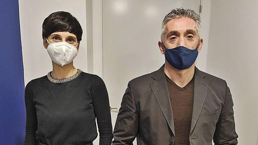 El policía Antonio Rodríguez, exjefe antidroga de la comisaría de Ourense, junto a su abogada, Beatriz Seijo.   | C. P.