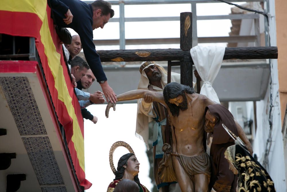 Miles de personas sienten la Semana Santa de cerca en el espectacular descenso por el Casco Antiguo