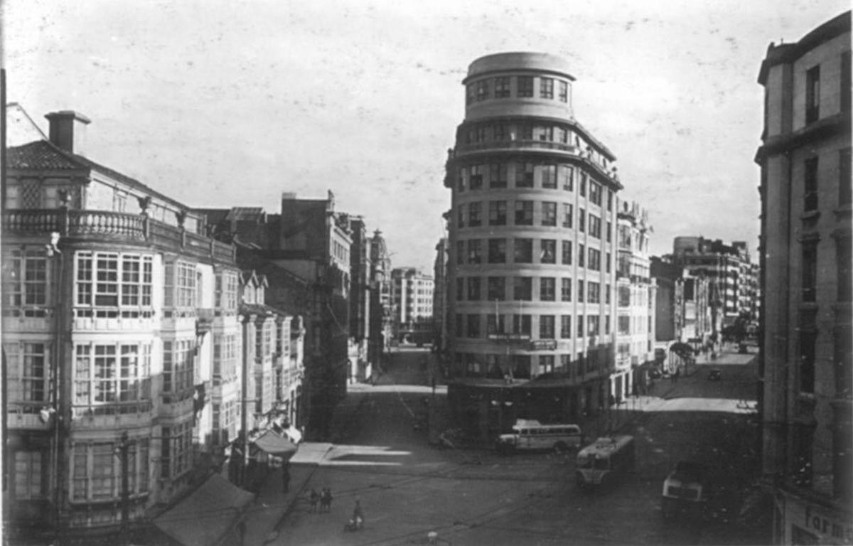 La plaza de Pontevedra, en su entronque con la calle Juan Flórez, en los años 50