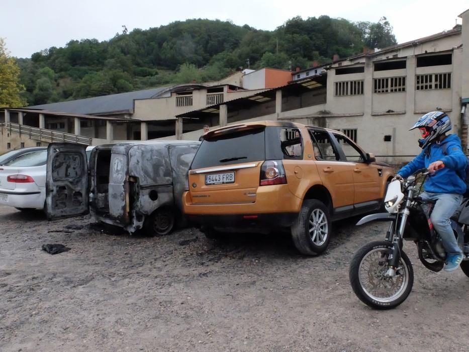 Coches incendiados por actos vandálicos en los aparcamientos de Oñón en Mieres