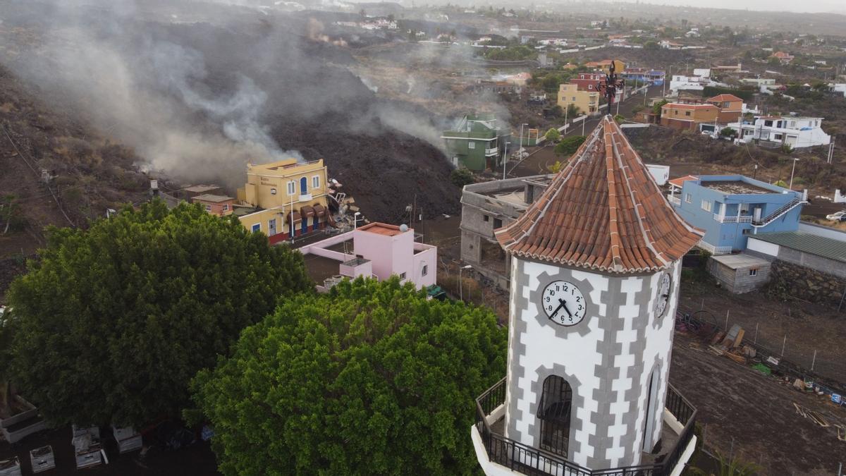 La lava comienza a destruir viviendas en el barrio llanense de Todoque