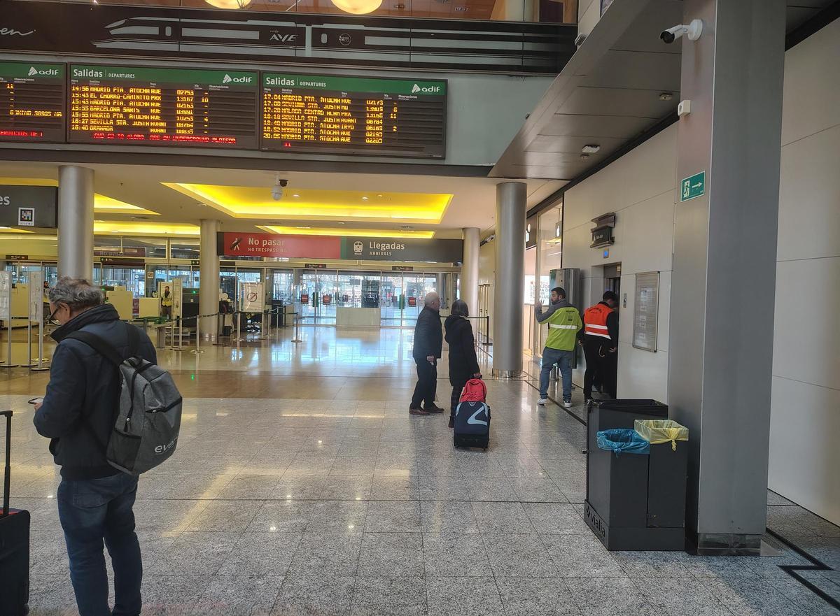 La estación de tren Málaga-María Zambrano, este martes con miembros del 112 y Protección Civil en sus instalaciones en el marco del dispositivo establecido tras el accidente de Adamuz.