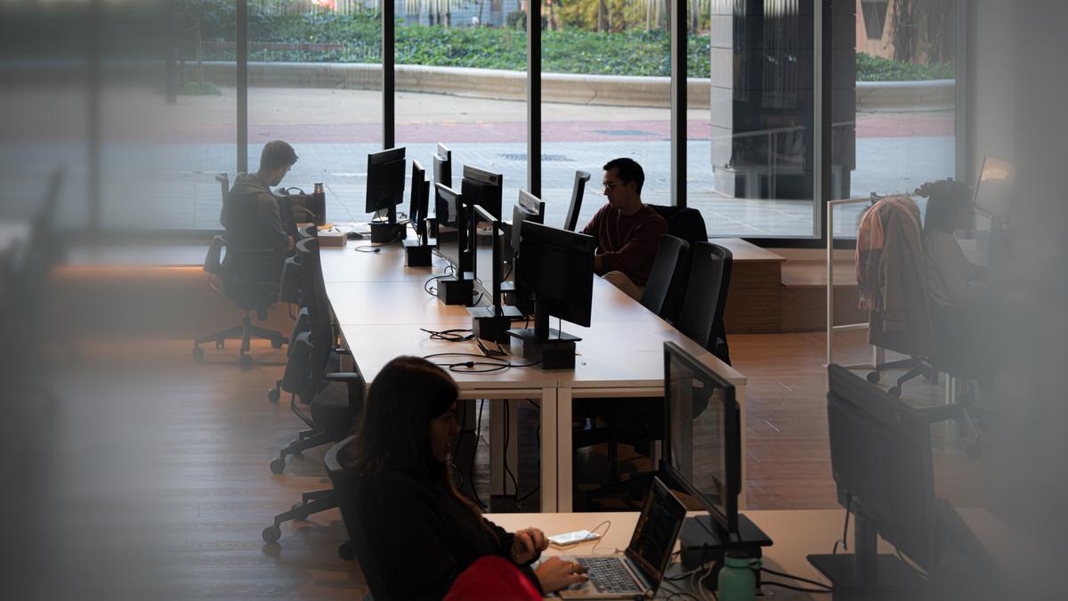 Trabajadores en una oficina, en una imagen de archivo.