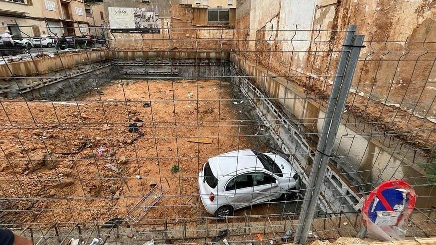 Una anciana y su nieta caen con el coche a la excavación de una obra en Palma