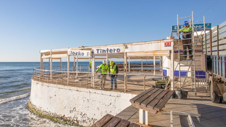 Desmontaje de el histórico kiosco "El Tintero" de Torrevieja