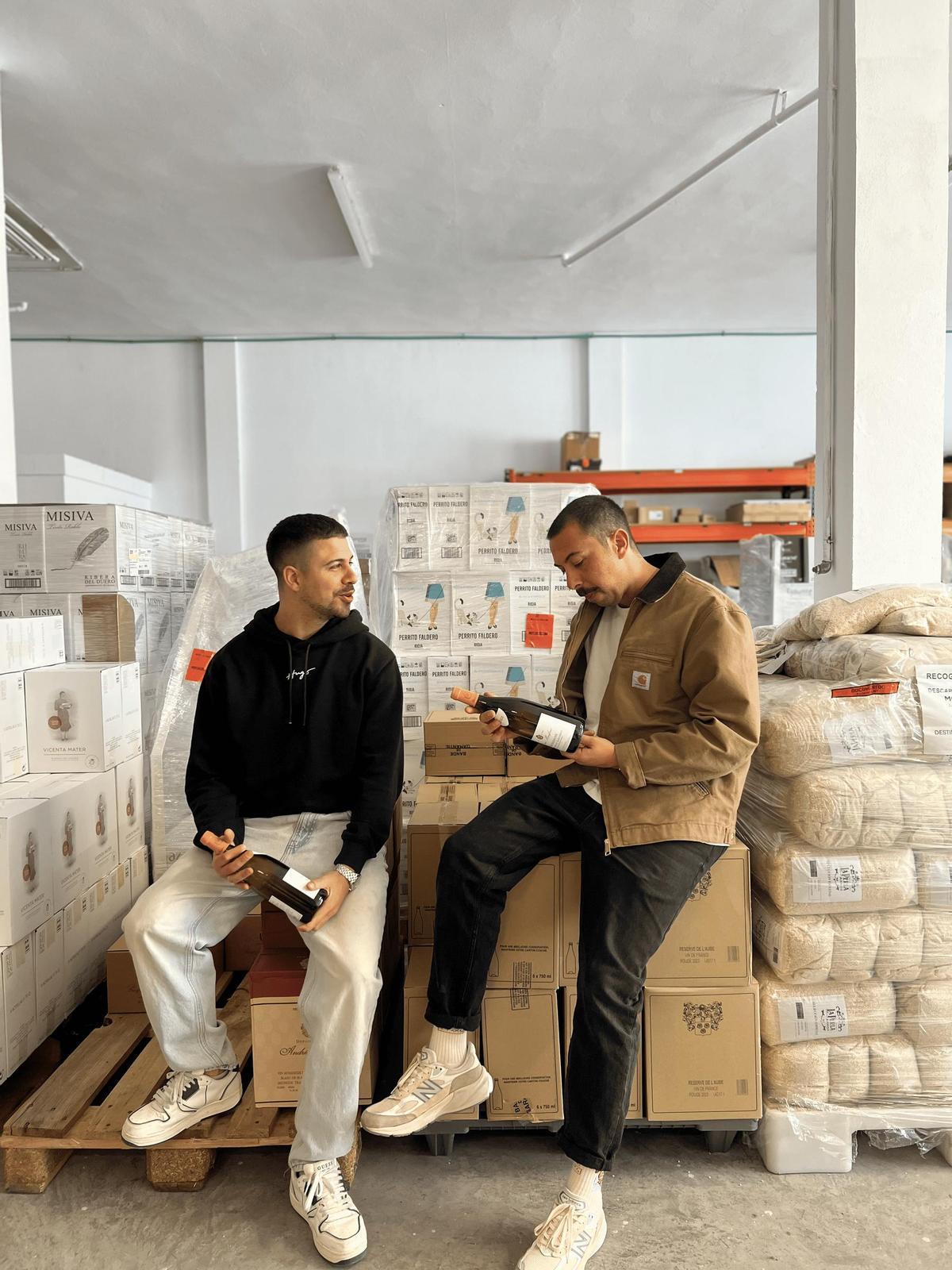 Los hermanos, en la sede de su empresa.