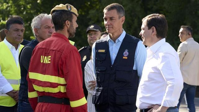 Pedro Sánchez, al Lloc de Comandament de Navaluenga (Àvila), amb el president de la Junta, Alfonso Fernández Mañueco (dreta) i l’alcalde de Navaluenga, Armando García (centre).