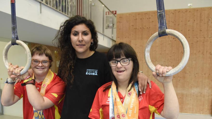 Carles Calavera i Amai Valentín amb la seva entrenadora Cristina Jiménez