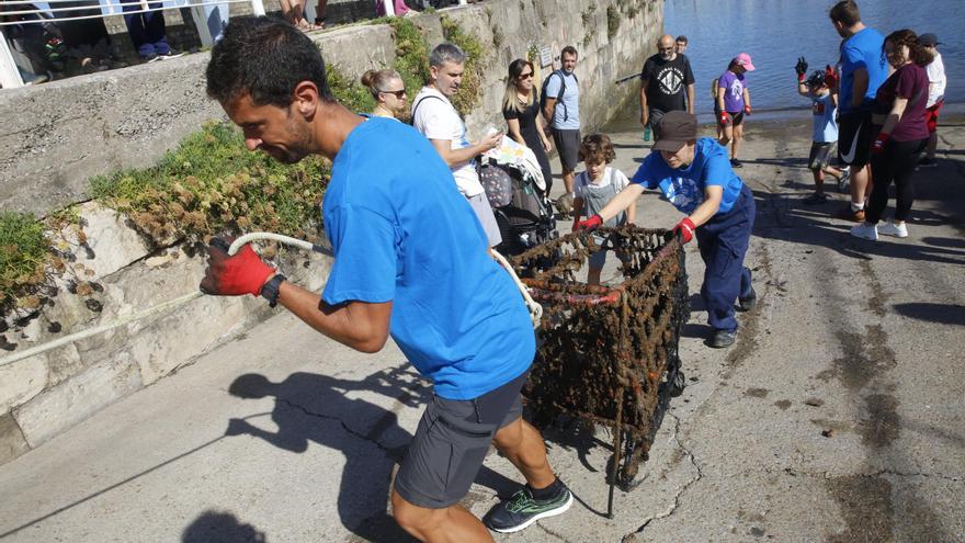Carros de la compra, mesas y sombreros: así fue la recogida de basura en el Puerto Deportivo