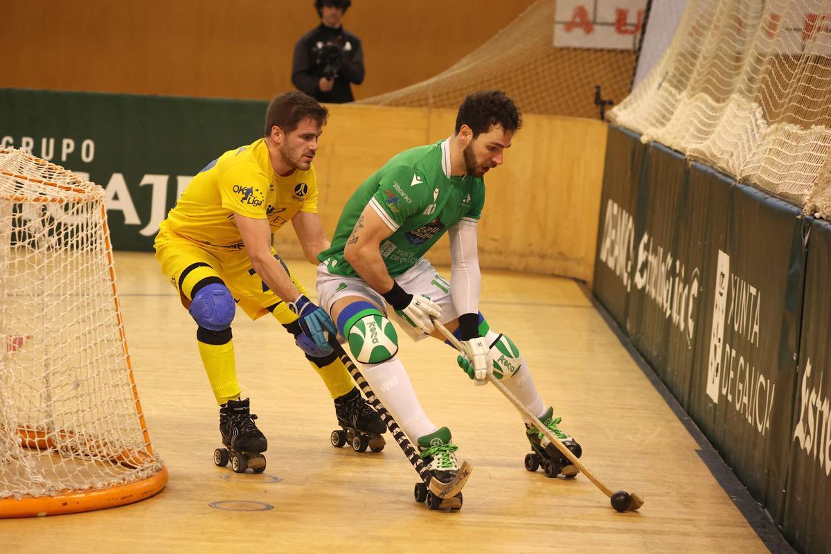 Nuno Paiva se lleva una bola contra el Sant Just en el Palacio de los Deportes.