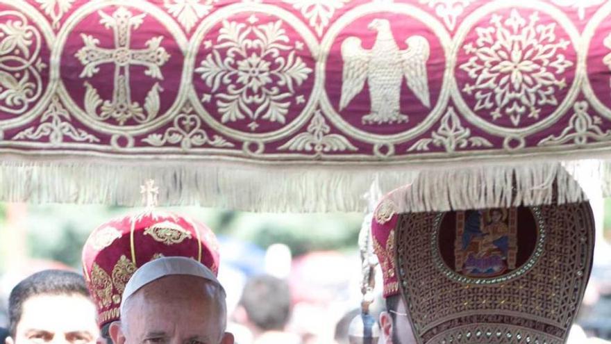 Francisco y Kerekin II, bajo palio, ayer, en Etchmiadzin.