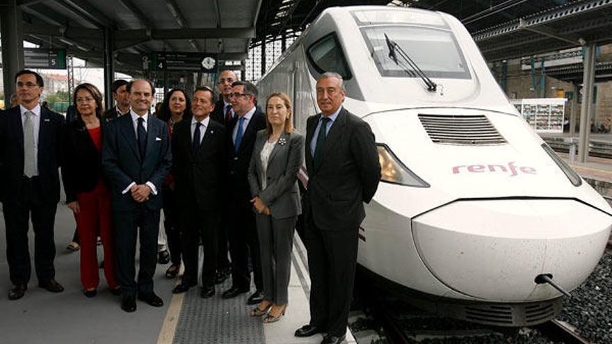 La ministra de Fomento, Ana Pastor (2d), ha asistido esta mañana a la presentación de los nuevos trenes híbridos que prestarán servicio entre Galicia y Madrid a partir del día 17.