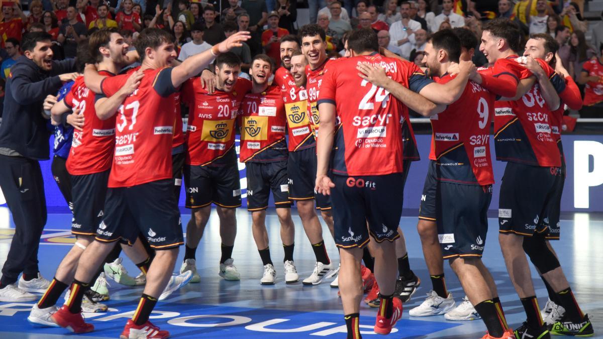 Los jugadores de la seleccion española celebran su victoria tras el partido de la selección Española de balonmano contra la selección de Letonia