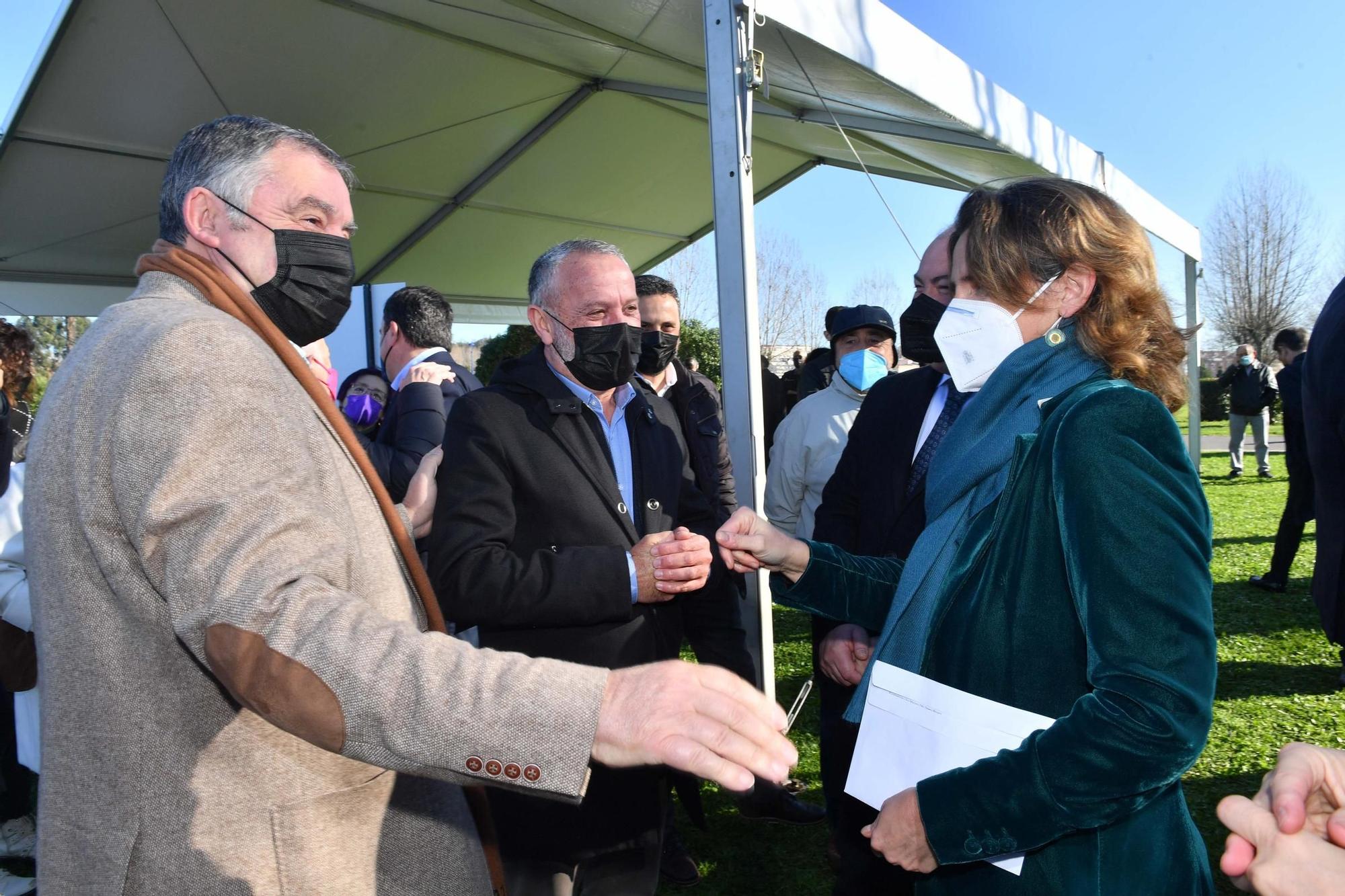 Visita oficial de autoridades con motivo de las obras de dragado de la ría de O Burgo.