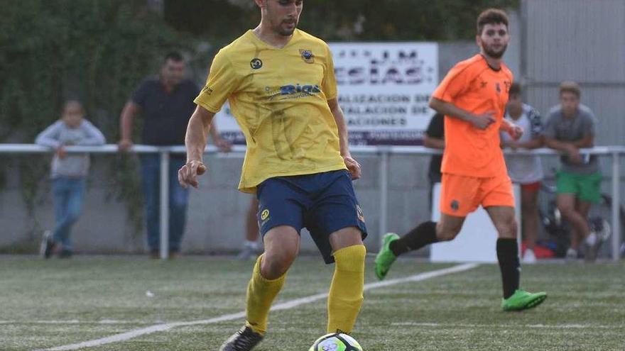 Un jugador del Sanxenxo controla un balón durante un partido. // Rafa Vázquez