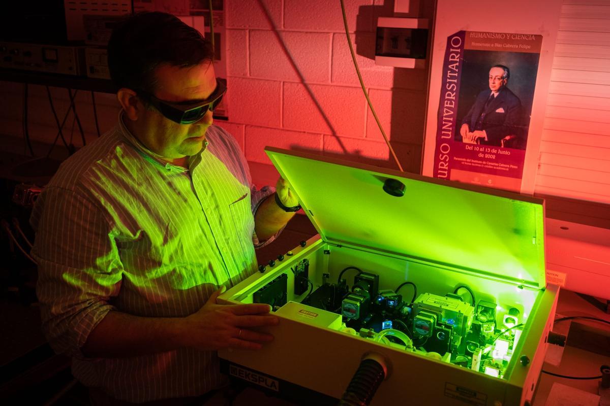 El coordinador de la investigación y la patente, el físico de la ULL Jorge Méndez, en su laboratorio.