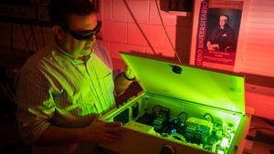 El coordinador de la investigación y la patente, el físico de la ULL Jorge Méndez, en su laboratorio.