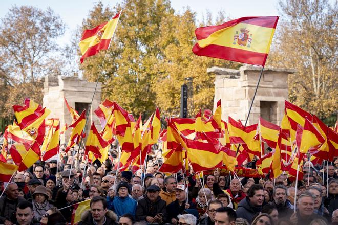 Feijóo reuneix desenes de milers de persones clamant pel final de Sánchez i fins i tot la seva entrada a la presó