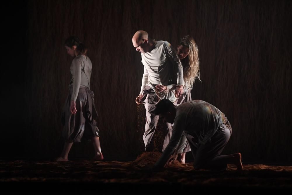 La pieza coreográfica está inspirada en el imaginario que el director Jaime Pablo Díaz recuerda de su infancia en la aldea de Pantín.