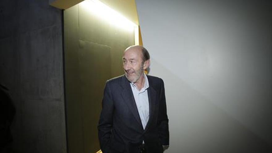 Rubalcaba insiste en que el PSOE optó «por el mal menor»